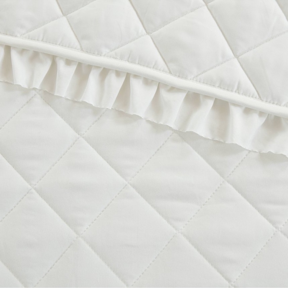 Armoire Collection Full/ Queen Ruffle Quilt White - Picture 4 of 7